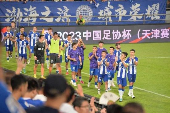 bl公交车上被迫打开双腿h男男